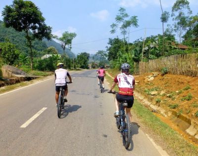 Alistair Swales  Cycling on the  tour with redspokes
